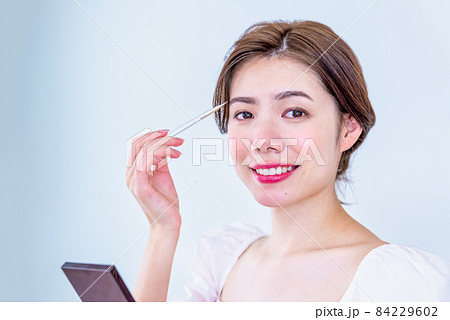 若い女性のビューティー写真　眉メイク 84229602