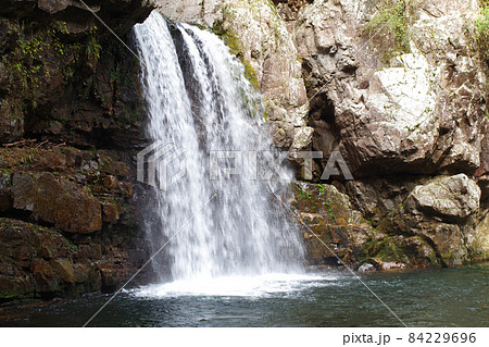 特別名勝三段峡の二段滝の景色 84229696