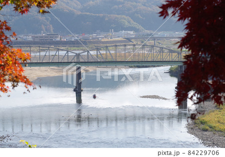 紅葉の尾関山公園から江の川の眺め 84229706