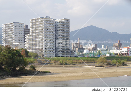 広島牛田地区河畔より眺めた街並み 84229725