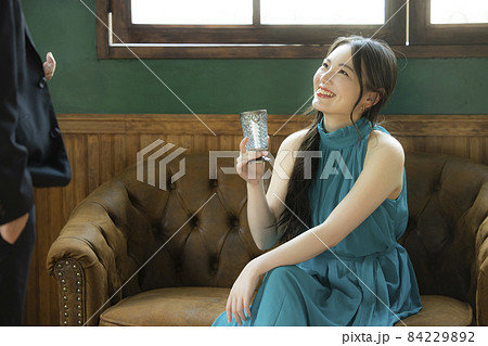 緑のドレスの女性 緑のドレスの女性 84229892