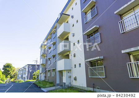 昭和に建てられた古い団地のある風景写真_d_06 昭和に建てられた古い団地のある風景写真_d_06 84230492
