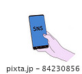 スマホでSNSを見ている手 84230856