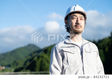 お任せできそうな真剣なまなざしの作業服姿の男性　コピースペースあり	 84232721
