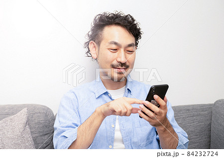 ECサイトの決済やSNSコミニケーションに使いやすいタップして何か決済している日本人の中年男性 1 ECサイトの決済やSNSコミニケーションに使いやすいタップして何か決済している日本人の中年男性 1 84232724