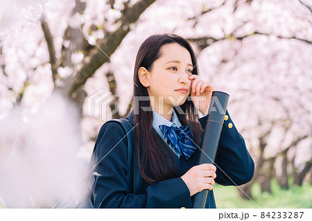 卒業して泣く高校生の写真素材