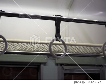 電車の車内の吊り革 電車の車内の吊り革 84233746