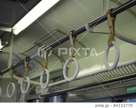 電車の車内の吊り革 電車の車内の吊り革 84233770