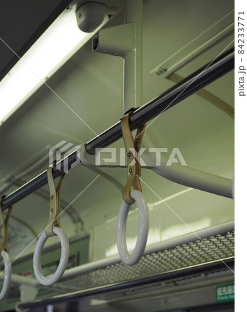 電車の車内の吊り革 電車の車内の吊り革 84233771