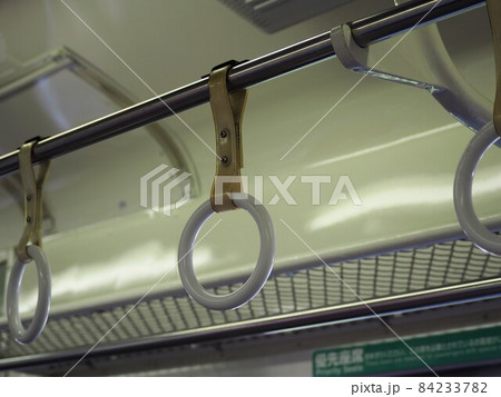 電車の車内の吊り革 84233782