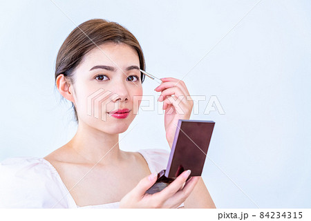若い女性のビューティー写真 眉メイク 若い女性のビューティー写真 眉メイク 84234315