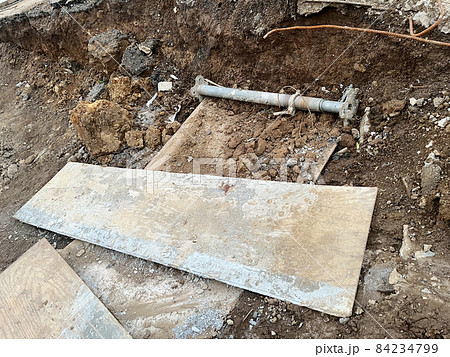 工事現場の土の中に埋まっている鉄管_03 84234799