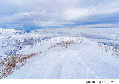 【冬素材】積雪期唐松岳登山風景【長野県】 84234957