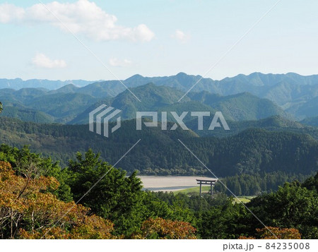 山から見下ろした大斎原の景色（和歌山県田辺市本宮町熊野本宮大社旧社地） 84235008