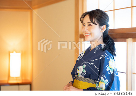 旅行や温泉のイメージやバナーに使えそうな美しい日本人女性 横顔2コピースペースあり 旅行や温泉のイメージやバナーに使えそうな美しい日本人女性 横顔2コピースペースあり 84235148