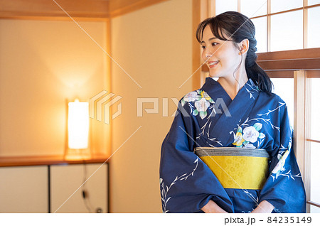 旅行や温泉のイメージやバナーに使えそうな美しい日本人女性 横顔1コピースペースあり	 84235149