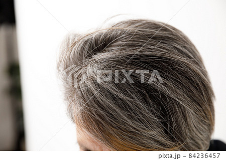 白髪のシニア 84236457