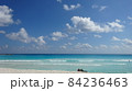 常夏の澄んだ海と青空 84236463