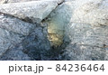 光る氷岩 84236464