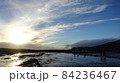 夕日を反射する湖 84236467