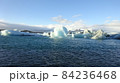海を漂う流氷と島 84236468