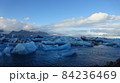 海を漂う流氷と島 84236469