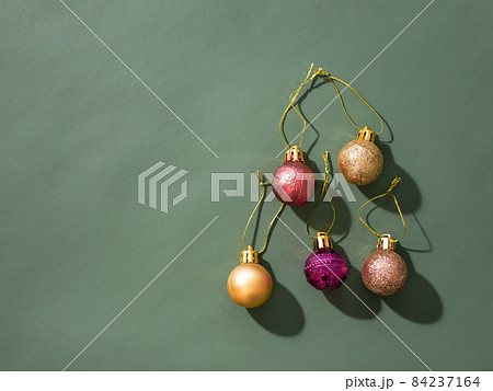 クリスマスツリーに飾る金色とピンクのオーナメント・クリスマス背景 クリスマスツリーに飾る金色とピンクのオーナメント・クリスマス背景 84237164