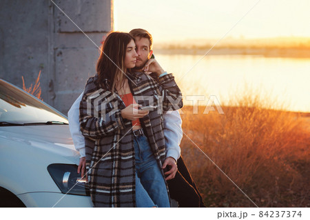 Couple near car use mobile app map 84237374