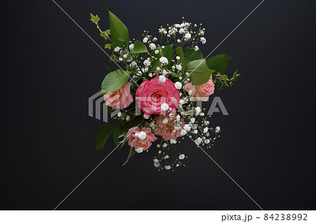 結婚式・クリスマス・母の日・父の日のセールなどカードの贈り物やバナーに使いやすいお洒落な薔薇のブーケ 84238992