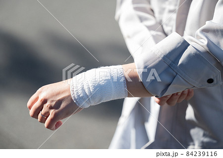 作業中にケガをしてしまた作業員の写真 84239116