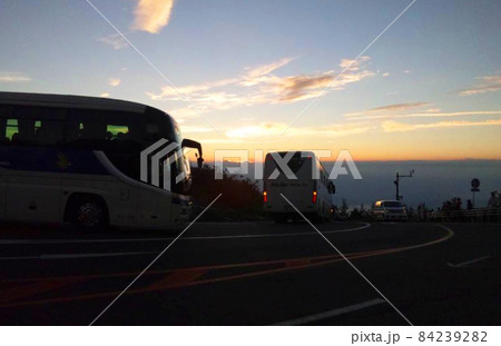 夕暮れ時の観光バス 84239282
