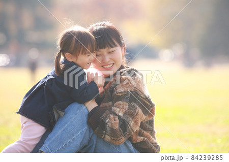 遊ぶ親子 84239285
