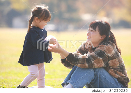 遊ぶ親子 84239286