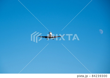 月を背景に着陸直前の飛行機 84239300