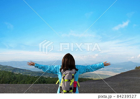 使いやすい登山やトレッキングを楽しむ女性 頂上で手を広げる コピースペースあり 使いやすい登山やトレッキングを楽しむ女性 頂上で手を広げる コピースペースあり 84239527