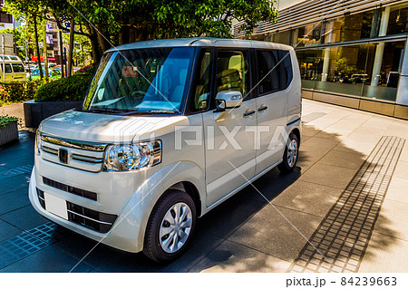 ショールームに展示された白いハイトールワゴン型の軽自動車 84239663