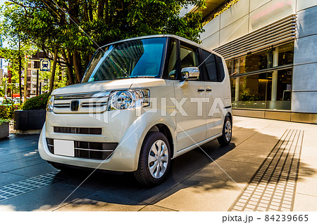 ショールームに展示された白いハイトールワゴン型の軽自動車 ショールームに展示された白いハイトールワゴン型の軽自動車 84239665