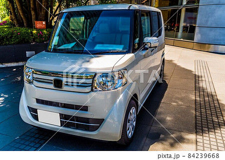 ショールームに展示された白いハイトールワゴン型の軽自動車 84239668
