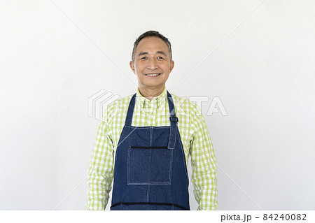 エプロンをしたカメラ目線の60代の男性 エプロンをしたカメラ目線の60代の男性 84240082