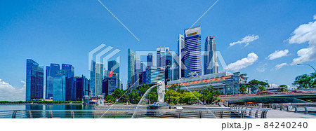 【シンガポール】マーライオンとシンガポールの都市風景　人なし 84240240