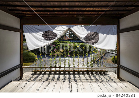旧嵯峨御所　秋の大本山大覚寺　式台玄関の嵯峨菊 84240531