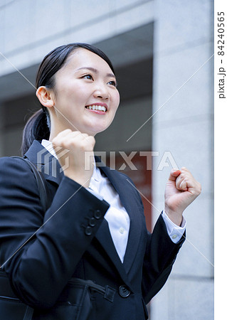 スーツを着た女性　就活生　リクルート　フレッシャーズ 84240565