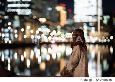 夜景の中でたたずむアジア人(日本人)女性　コピースペースあり	 84240646