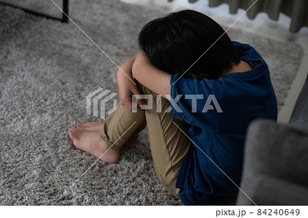 イジメで悩んでうずくまる小学生の男の子コピースペースあり 84240649
