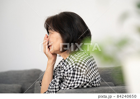 何かを思い出しハッとする日本人シニア(高齢女性) コピースペースあり 84240650