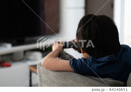 ゲームが大好きで依存傾向がある小学生のイメージ2 コピースペースあり 84240651
