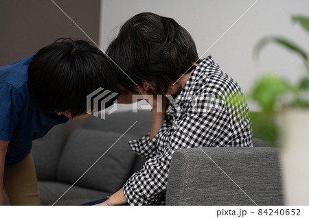 鬱や病気で元気がない祖母を励ます子ども 84240652