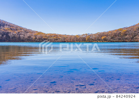 （群馬県）赤城山・小沼湖畔　一足早い秋 84240924