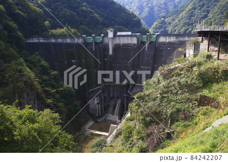 初秋の荒川：二瀬ダム（埼玉県秩父市） 84242207