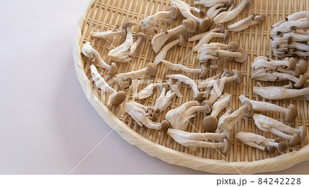 ぶなしめじ｜ざるで陰干しイメージ 84242228